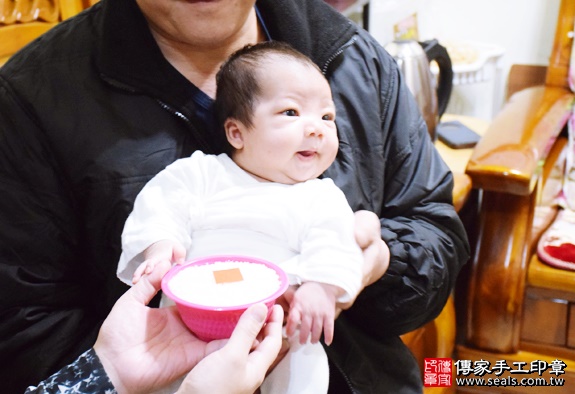 剃胎毛、滿月剃頭、嬰兒剃頭、嬰兒理髮、嬰兒剃髮、嬰兒剃胎毛、嬰兒滿月剃頭、寶寶剃頭、剃胎毛儀式、剃胎毛吉祥話、滿月剃頭儀式、滿月剃頭吉祥話、寶寶剃胎毛、寶寶滿月剃頭理髮、 新北新莊區剃胎毛、新北新莊區滿月剃頭、 新北新莊區嬰兒剃頭剃胎毛、新北新莊區嬰兒理髮、新北新莊區嬰兒剃髮、朱寶寶(新北新莊區到府嬰兒寶寶滿月剃頭理髮、免費到府嬰兒剃胎毛儀式吉祥話)。到府剃頭剃胎毛主持、專業拍照、DVD光碟、證書。★購買「臍帶章、肚臍章、胎毛筆刷印章」贈送：剃頭、收涎、抓周，三選一。2016.01.02 照片6
